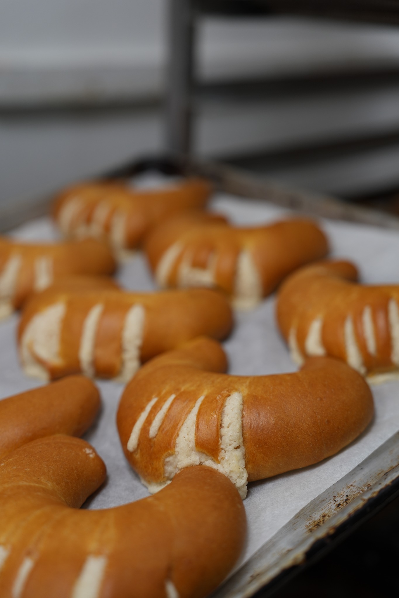 Panecillos dorados rellenos recién horneados