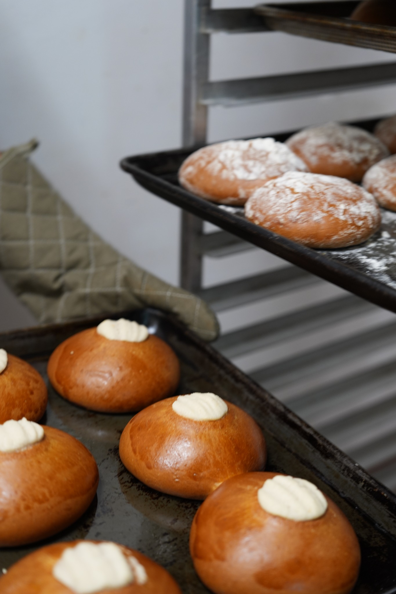 Bandejas de pan dulce fresco en la panadería