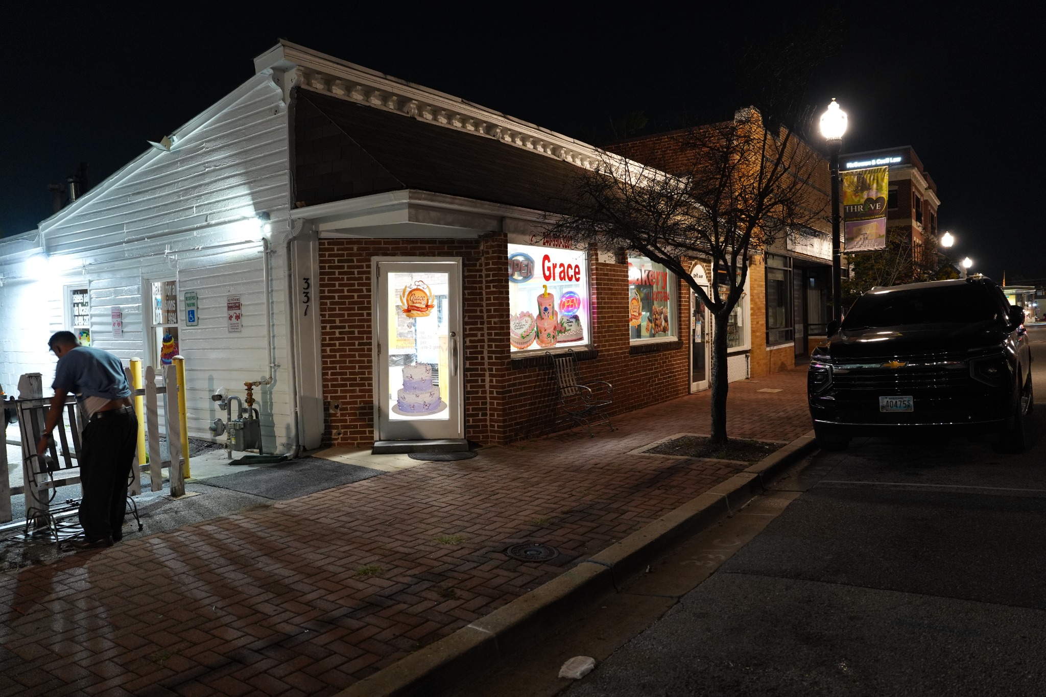 Fachada de Pan Mary en Main Street, Laurel, de noche